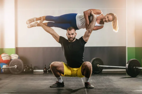 Muskulöser Mann macht Kniebeugen — Stockfoto