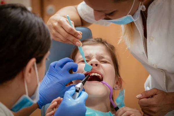 Chica en visita en el consultorio del dentista . —  Fotos de Stock