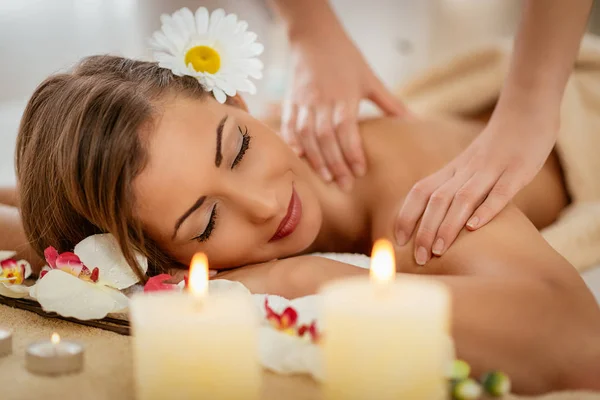Mulher desfrutando durante uma massagem no ombro — Fotografia de Stock