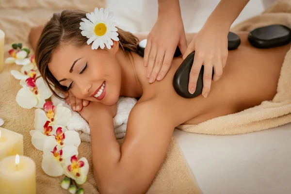Mulher desfrutando durante uma massagem nas costas — Fotografia de Stock