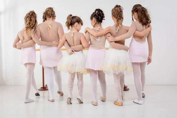 ドレスを着た女の子のグループ — ストック写真