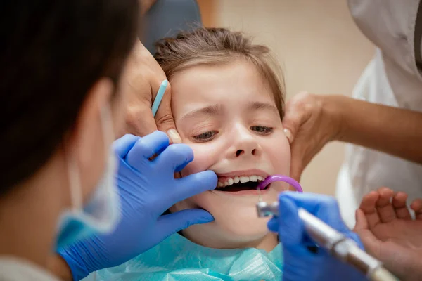 Fille à la visite dans le bureau du dentiste — Photo