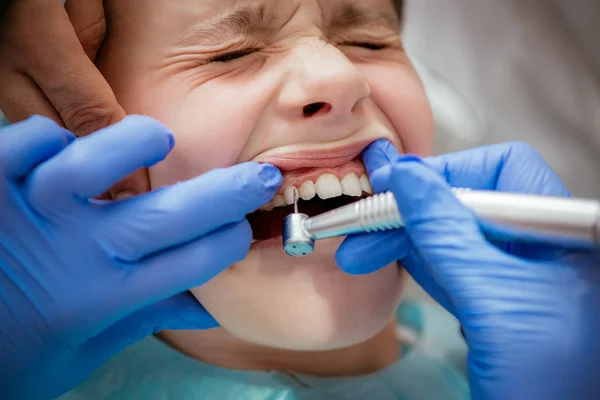 Dziewczyna podczas wizyty w gabinecie stomatologicznym — Zdjęcie stockowe