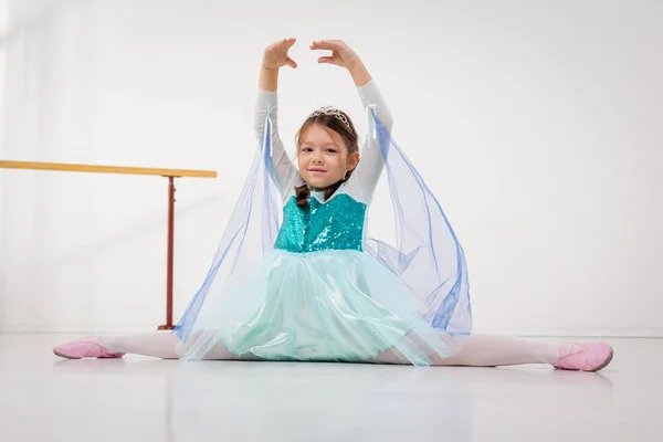 Lächelndes kleines Mädchen übt Ballett — Stockfoto