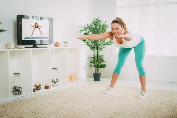 Mujer haciendo ejercicios de estiramiento — Foto de Stock