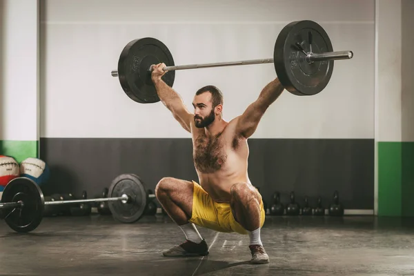 Man doen squats oefening — Stockfoto