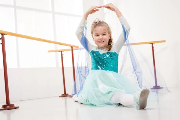 Lächelndes kleines Mädchen übt Ballett — Stockfoto