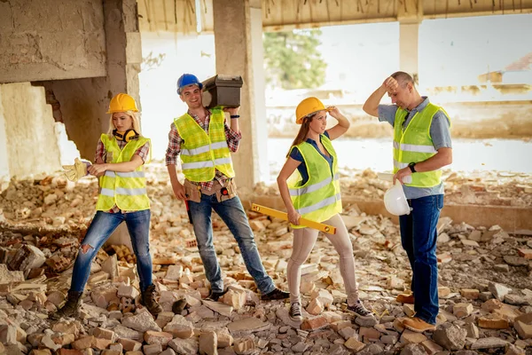 Dört inşaat mimarlar