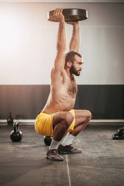 Homem fazendo agachamentos exercício — Fotografia de Stock