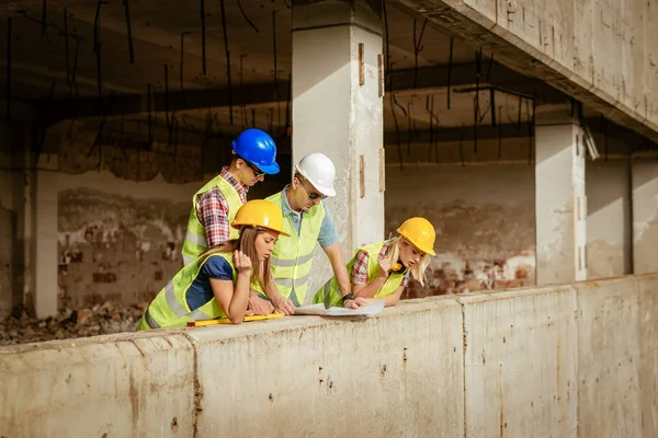 Quatro arquitetos de construção — Fotografia de Stock