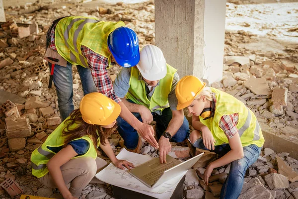 Construction architects review plan — Stock Photo, Image