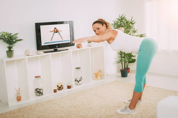 Donna che fa esercizi di stretching — Foto Stock