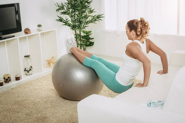 Mujer joven haciendo Pilates — Foto de Stock