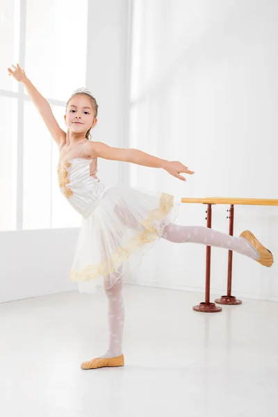 Nettes kleines Mädchen übt Ballett — Stockfoto