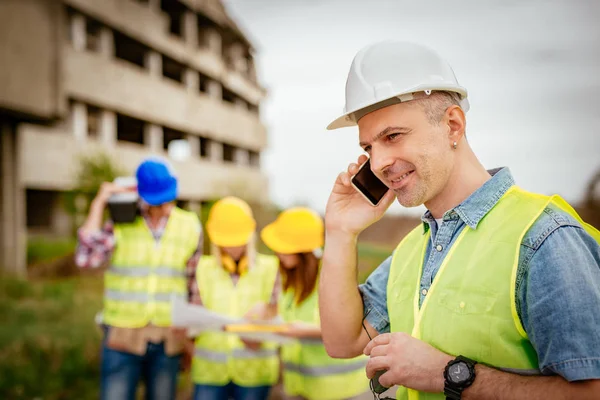 Byggande arkitekt med telefon — Stockfoto