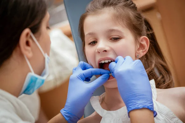 Fille à la visite dans le bureau du dentiste . — Photo