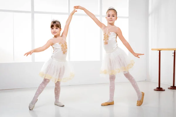 Mädchen üben Ballett. — Stockfoto