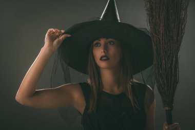 kadın Halloween cadı gibi giyinmiş 