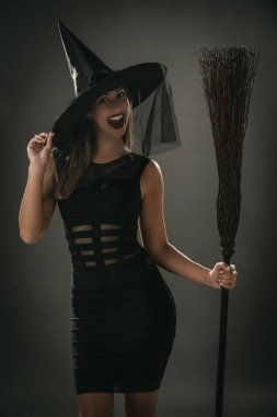 kadın Halloween cadı gibi giyinmiş 