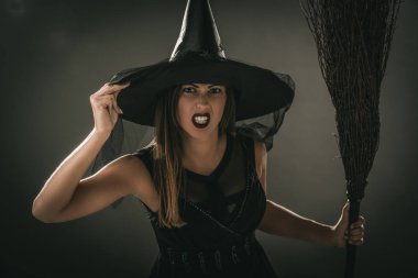kadın Halloween cadı gibi giyinmiş 