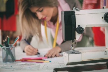 Kadın moda tasarımcısı iş başında