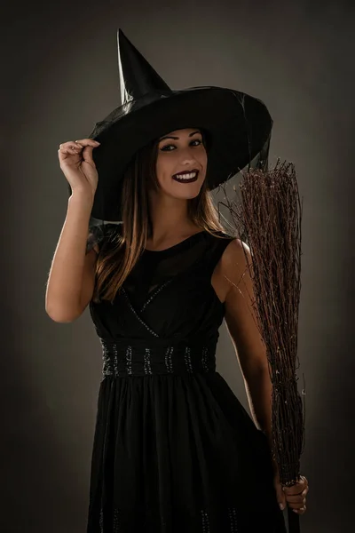 Femme habillée en sorcière d'Halloween — Photo