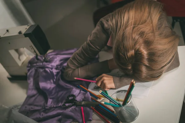 Diseñadora de moda femenina en el trabajo —  Fotos de Stock