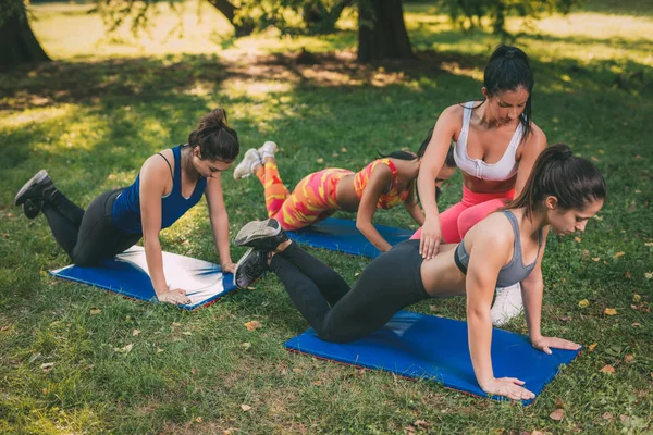 Mujer Stretching In Nature — Foto de Stock