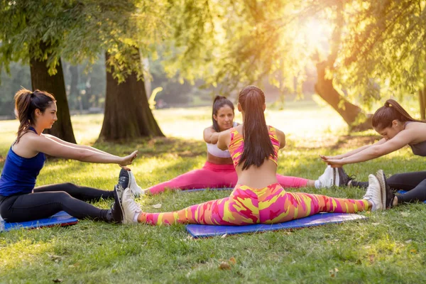 Meninas exercitando na natureza — Fotografia de Stock