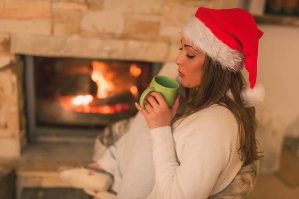 Woman Enjoying By The Fireplace — Stock Photo, Image