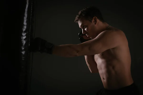Entrenamiento en un saco de boxeo — Foto de Stock
