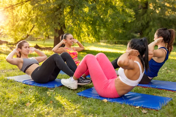 Chicas haciendo ejercicio en la naturaleza — Foto de Stock