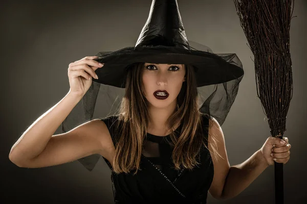 Женщина в костюме ведьмы на Хэллоуин — стоковое фото