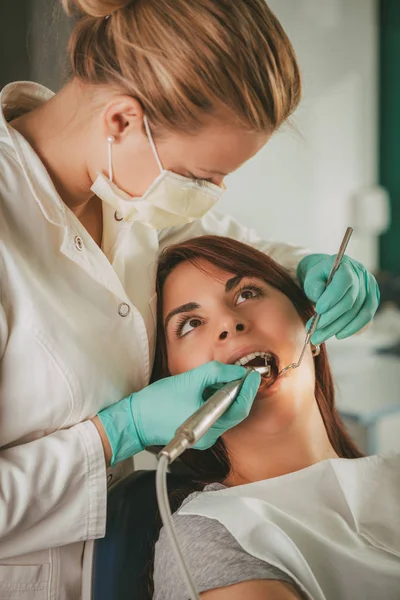 Femme au cabinet du dentiste — Photo