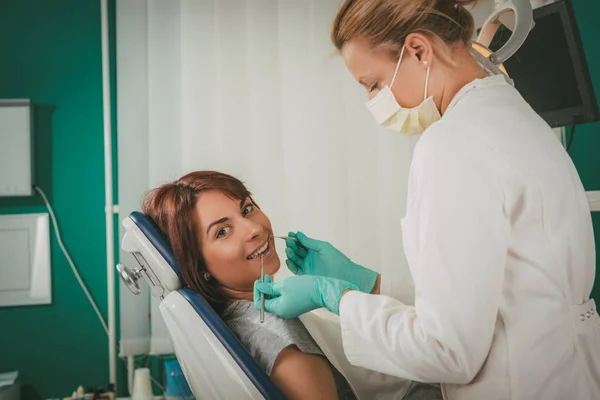 Femme au cabinet du dentiste — Photo