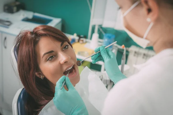 Femme au cabinet du dentiste — Photo