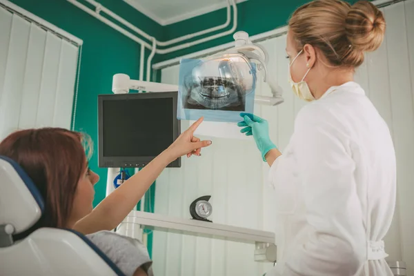 Vrouw aan het kantoor van de tandarts — Stockfoto