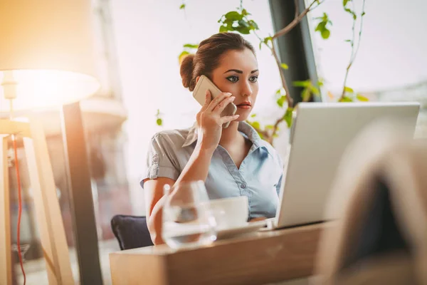 Geschäftsfrau arbeitet in einem Café — Stockfoto