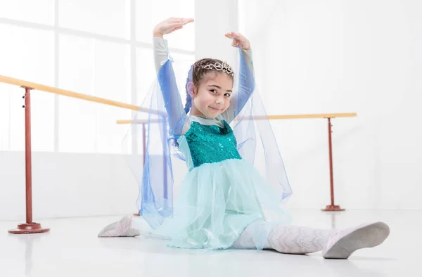 Kleine Ballerina im Studio — Stockfoto