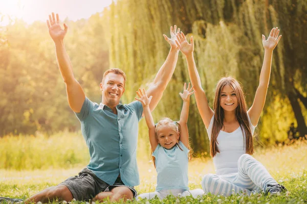 Familia feliz en el parque — Foto de Stock