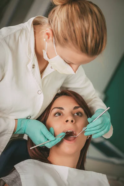 Femme au cabinet du dentiste — Photo