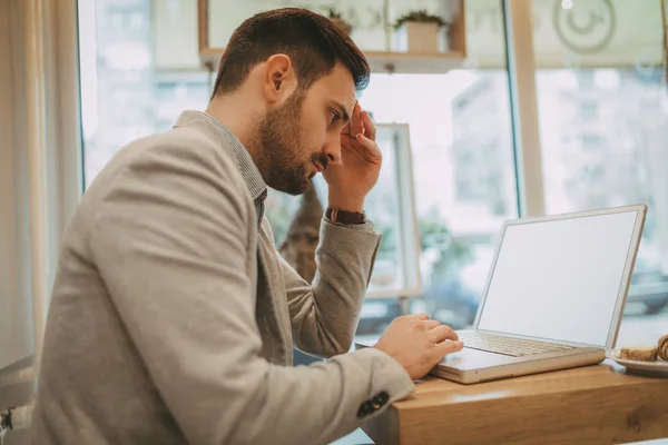 Empresario trabajando en un café — Foto de Stock