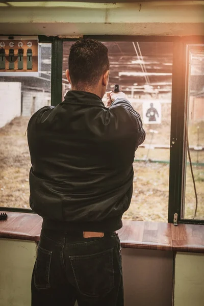 Homme tirant avec un pistolet — Photo