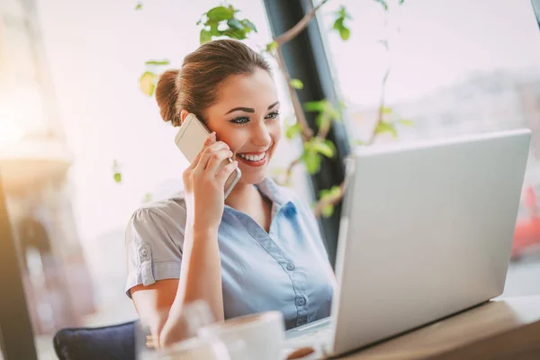 Geschäftsfrau arbeitet in einem Café — Stockfoto