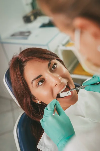 Femme au cabinet du dentiste — Photo