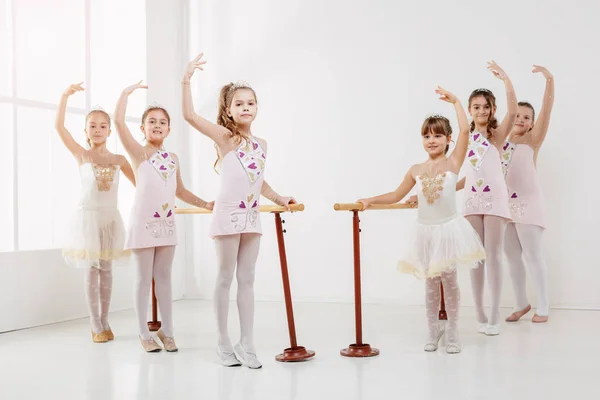 Meninas na aula de ballet — Fotografia de Stock