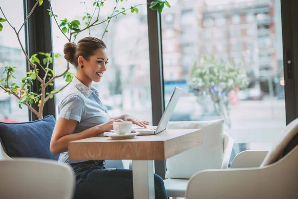 Geschäftsfrau arbeitet in einem Café — Stockfoto