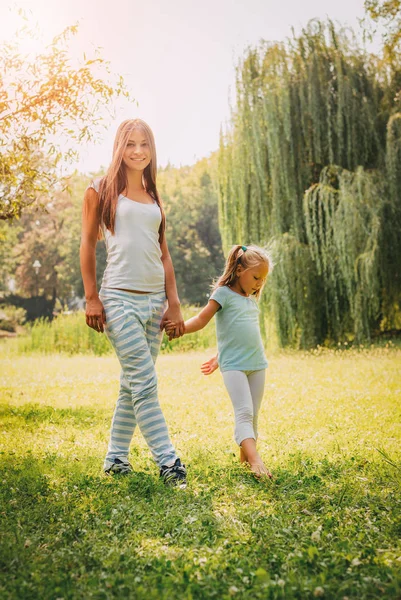 Mädchen und Mutter haben Spaß im Freien — Stockfoto