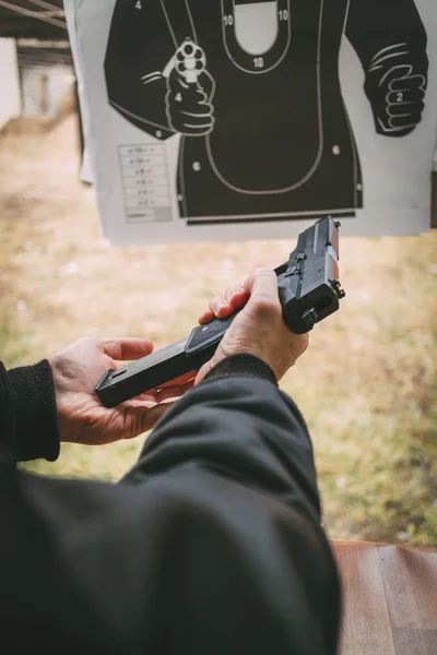 Uomo caricamento pistola — Foto Stock