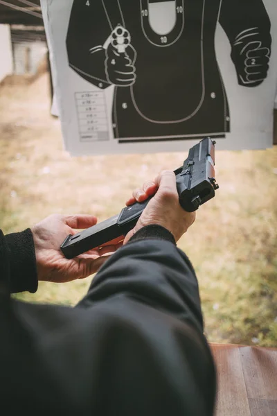 Man laddar Gun — Stockfoto